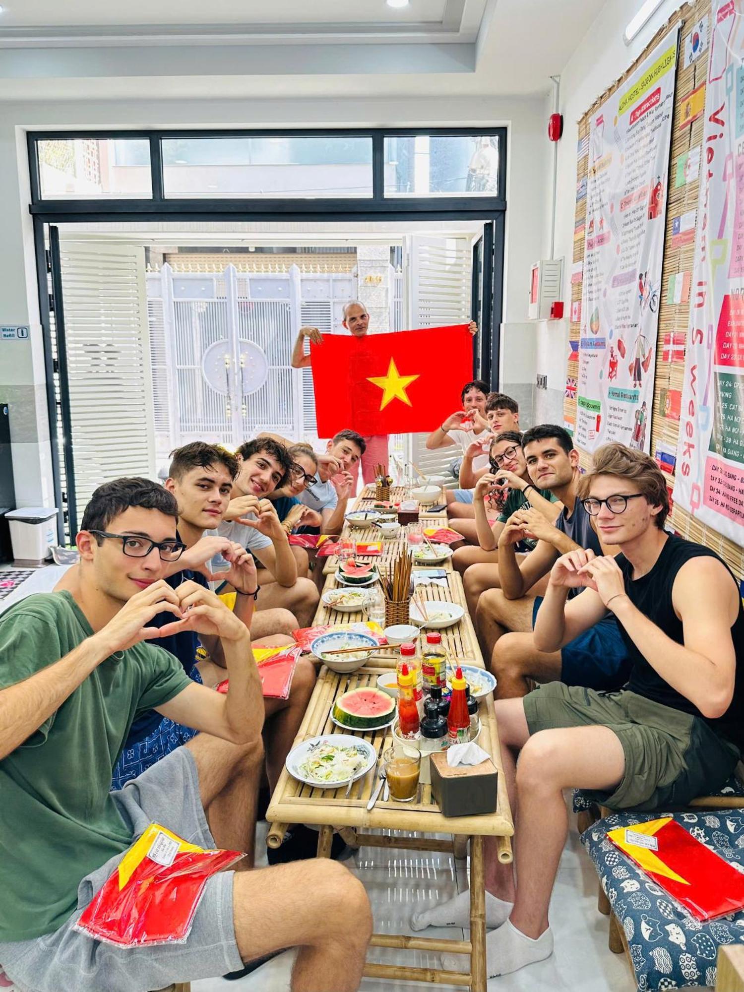 הו צ'י מין סיטי Aloha Saigon Premium Hostel By Local Travel Experts - Newly Opened, Less-Touristy Location, Spacious Rooms, Glass Shower Bathroom, Free Breakfast & Walking Tour מראה חיצוני תמונה