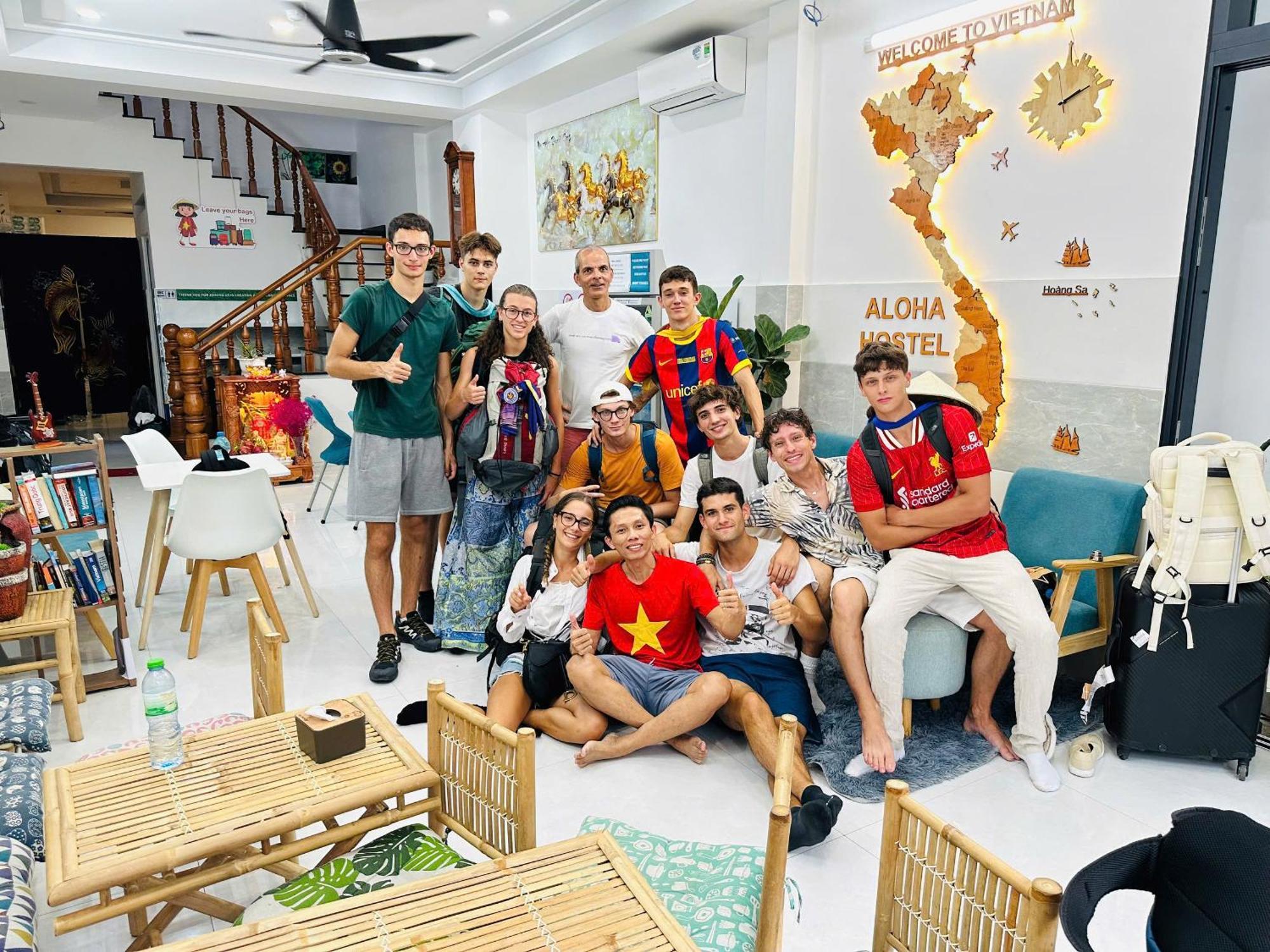 הו צ'י מין סיטי Aloha Saigon Premium Hostel By Local Travel Experts - Newly Opened, Less-Touristy Location, Spacious Rooms, Glass Shower Bathroom, Free Breakfast & Walking Tour מראה חיצוני תמונה