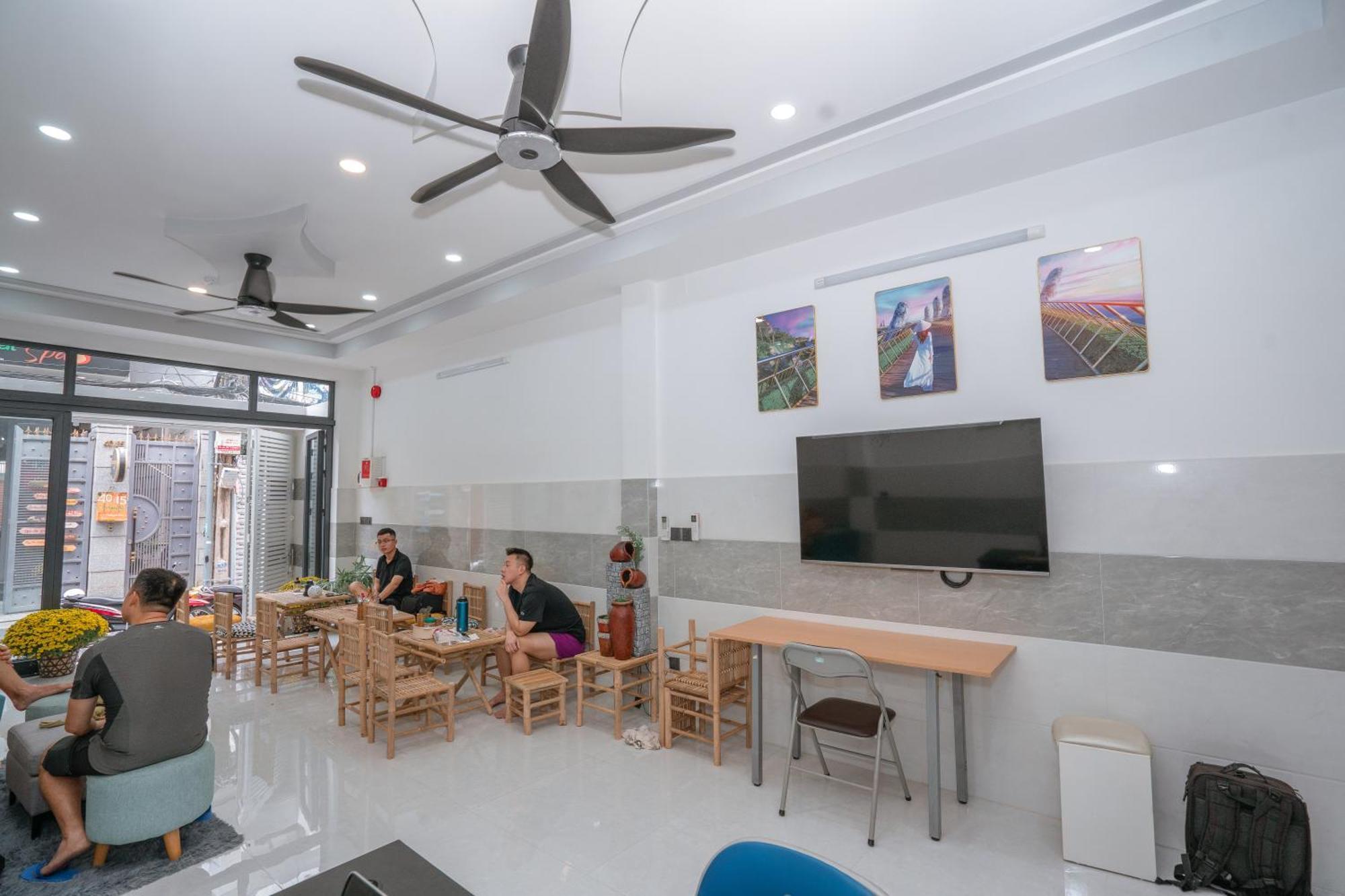 הו צ'י מין סיטי Aloha Saigon Premium Hostel By Local Travel Experts - Newly Opened, Less-Touristy Location, Spacious Rooms, Glass Shower Bathroom, Free Breakfast & Walking Tour מראה חיצוני תמונה