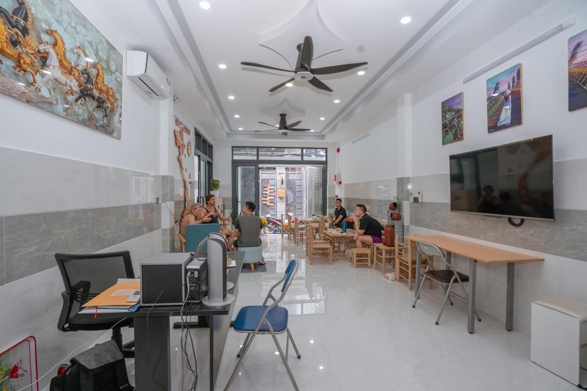הו צ'י מין סיטי Aloha Saigon Premium Hostel By Local Travel Experts - Newly Opened, Less-Touristy Location, Spacious Rooms, Glass Shower Bathroom, Free Breakfast & Walking Tour מראה חיצוני תמונה